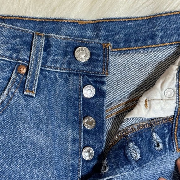 Levi’s Premium 501 Original Fit High Rise Shorts Medium Wash Distressed - Picture 5 of 8